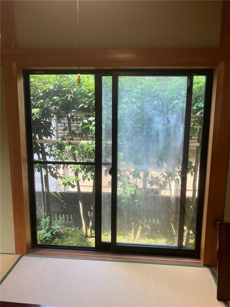 ミヤザキトーヨー住器の【和紙調内窓設置】和室をもっと美しく、快適に!「荒間格子」と「横繁格子」で選ぶ、和紙調ガラスの魅力の施工前の写真3