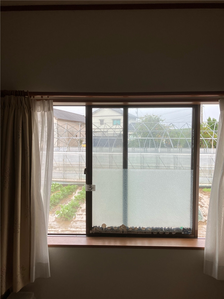ミヤザキトーヨー住器の西日対策：【内窓設置】で後悔しない！西向きの窓に必須の「遮熱ガラス」の施工前の写真1
