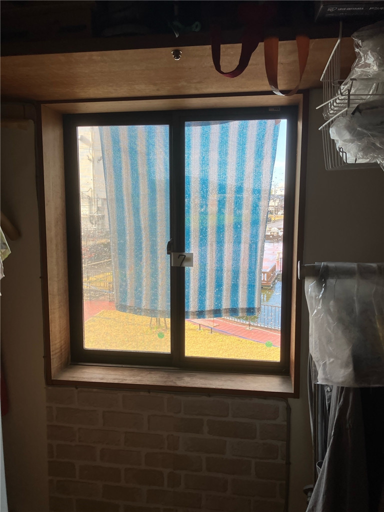 ミヤザキトーヨー住器の西日対策：【内窓設置】で後悔しない！西向きの窓に必須の「遮熱ガラス」の施工前の写真2