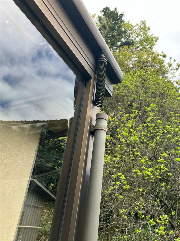 ミヤザキトーヨー住器の【テラス囲い修理】雨樋の破損やパネル割れなどお困りではありませんか？の施工前の写真2