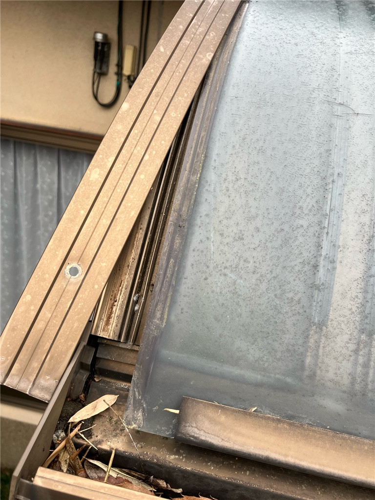 ミヤザキトーヨー住器の【テラス囲い修理】雨樋の破損やパネル割れなどお困りではありませんか？の施工前の写真3
