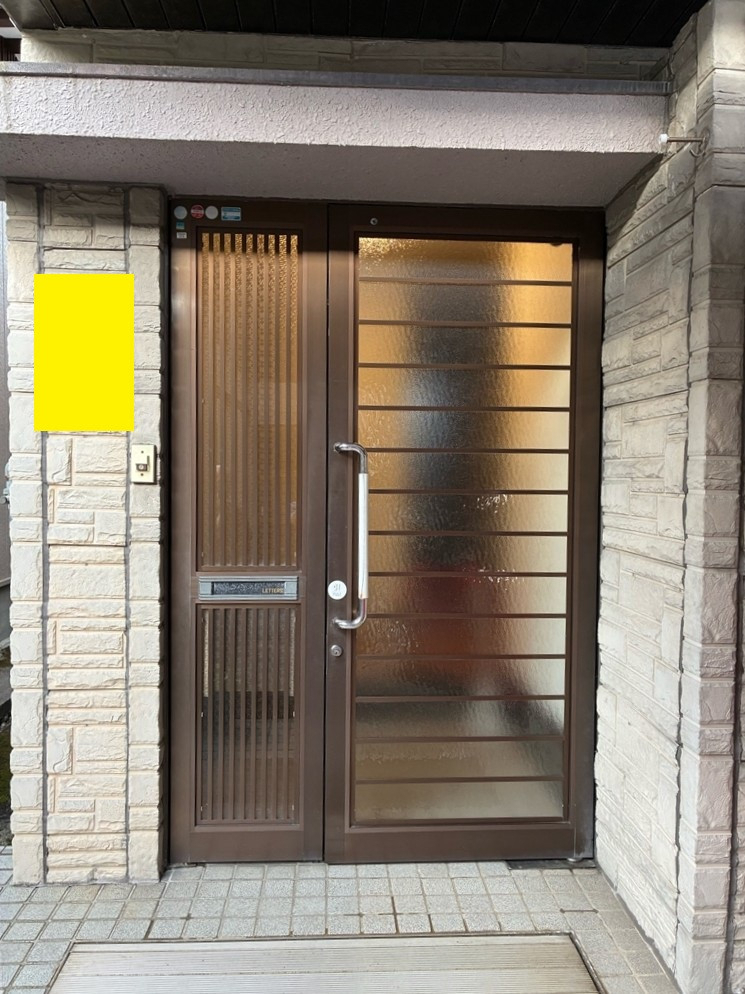 ミヤザキトーヨー住器の【玄関ドアリシェント】フラット玄関のリシェント（カバー工法）施工に関する重要事項の施工前の写真1