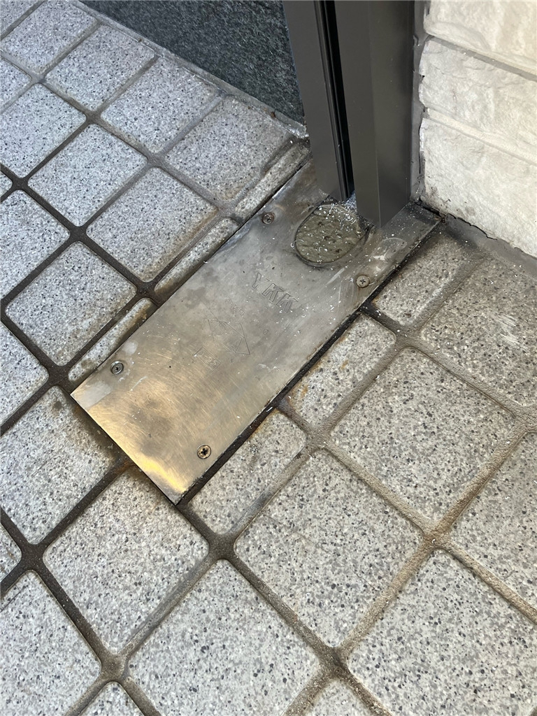 ミヤザキトーヨー住器の【玄関ドアリシェント】フラット玄関のリシェント（カバー工法）施工に関する重要事項の施工前の写真3