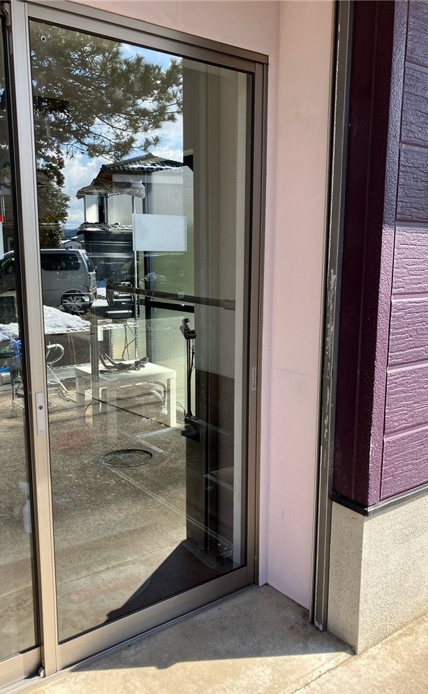 ミヤザキトーヨー住器のガラス割替工事【冬のSOS】雪や寒さで窓ガラスが割れる！？原因と「やってはいけない」対策の施工後の写真1