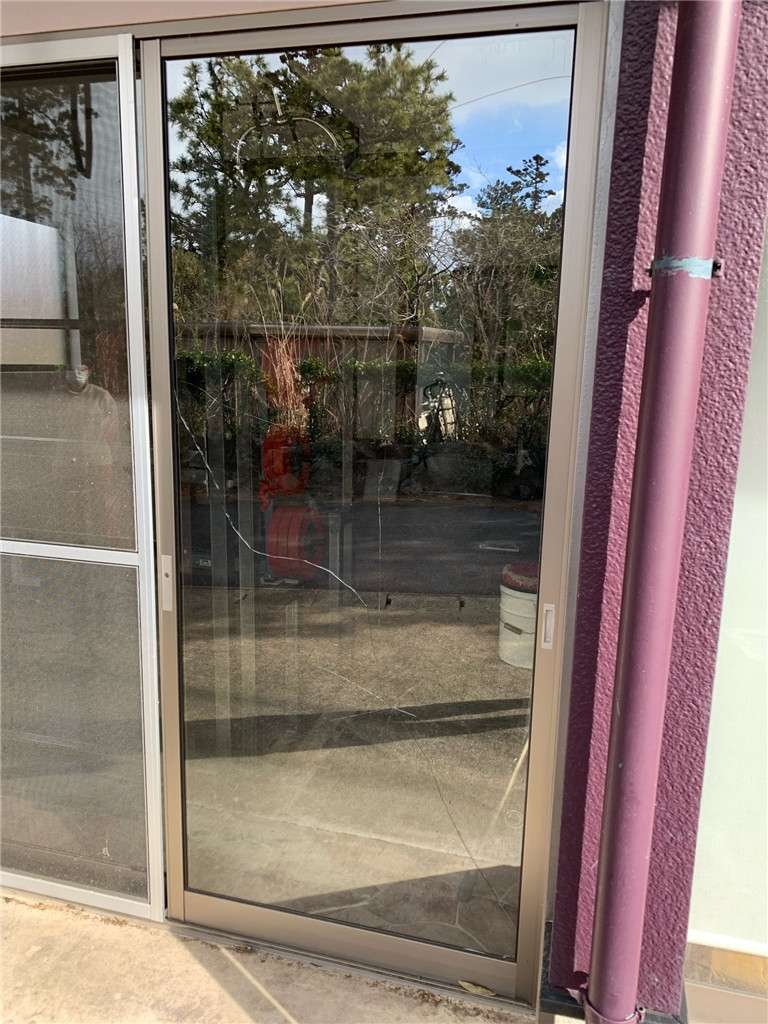 ミヤザキトーヨー住器のガラス割替工事【冬のSOS】雪や寒さで窓ガラスが割れる！？原因と「やってはいけない」対策の施工前の写真1
