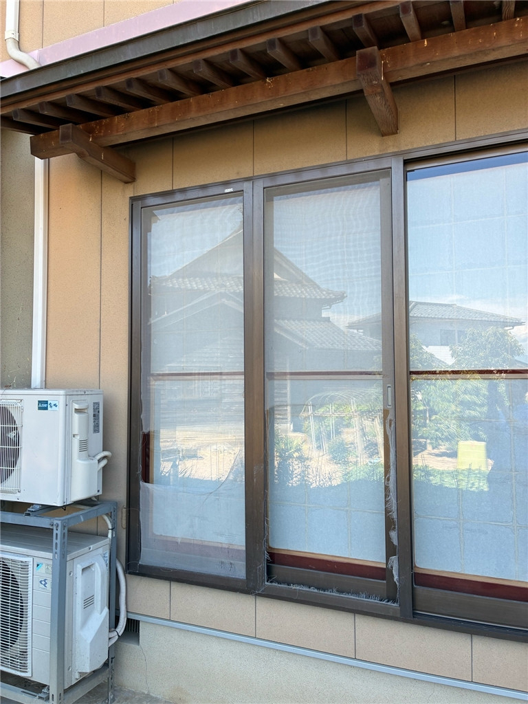 ミヤザキトーヨー住器のガラス割替工事【冬のSOS】雪や寒さで窓ガラスが割れる！？原因と「やってはいけない」対策の施工前の写真2
