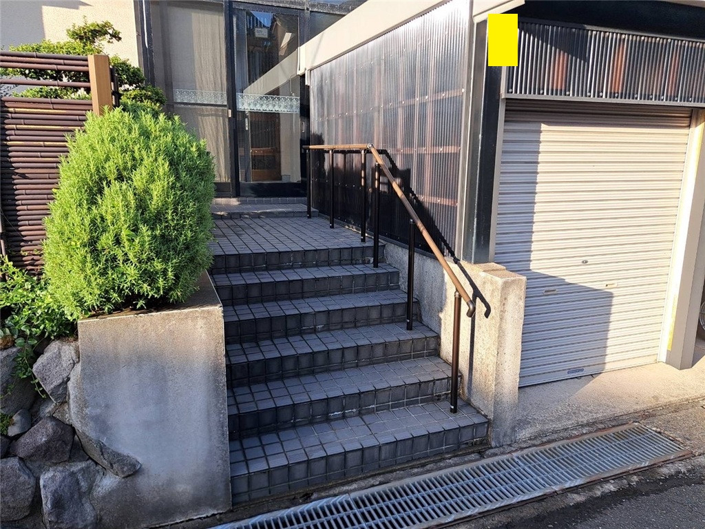 ミヤザキトーヨー住器の玄関先の階段、そのままにしていませんか？【手すり設置】変わる安心と暮らしの質の施工後の写真1