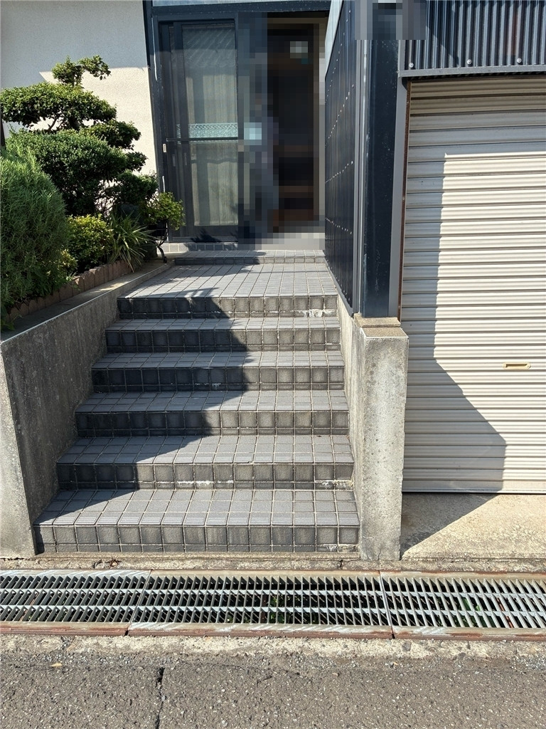 ミヤザキトーヨー住器の玄関先の階段、そのままにしていませんか？【手すり設置】変わる安心と暮らしの質の施工前の写真1