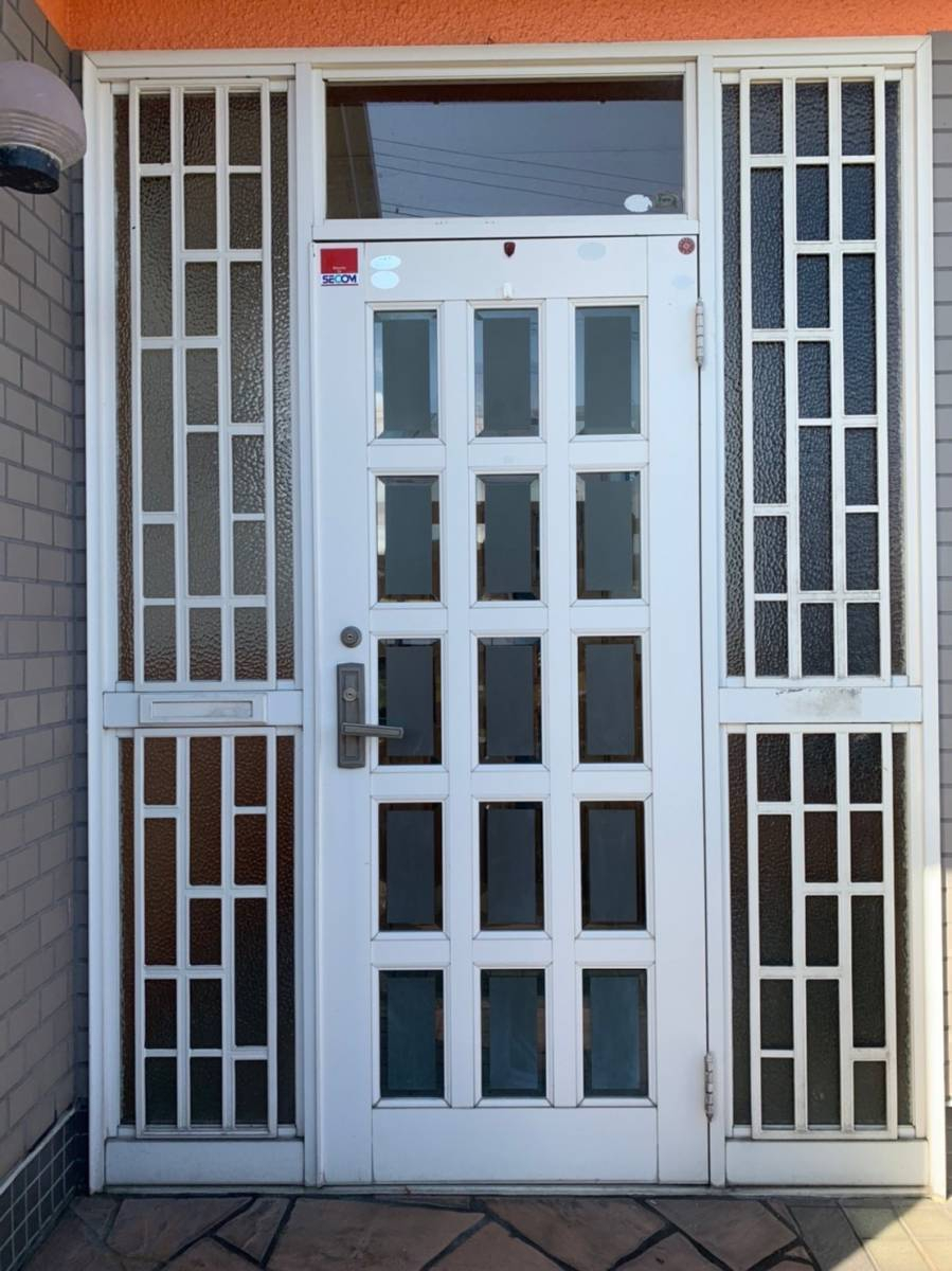 ミヤザキトーヨー住器の玄関リフォーム、カバー工法リシェント工事の施工前の写真1