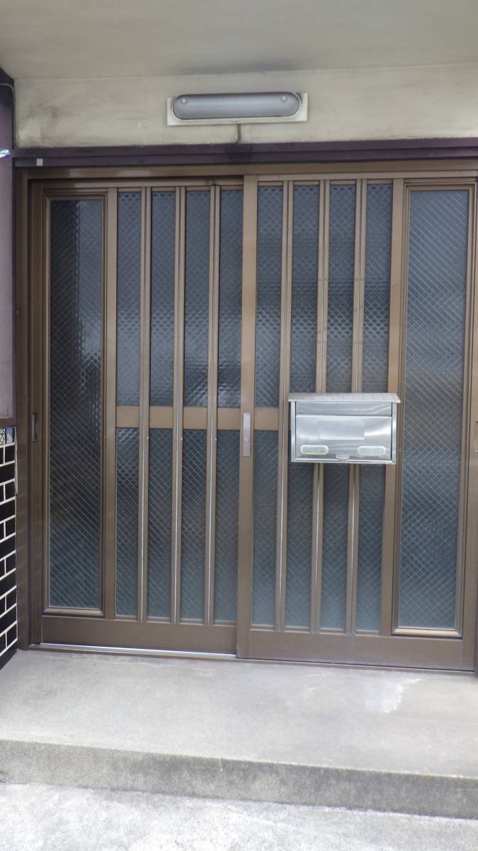 トーヨコトーヨー住器のリシェント　玄関引戸の場合の施工前の写真1