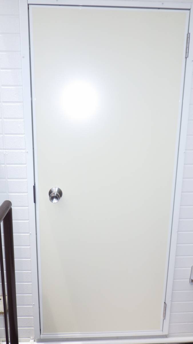 トーヨコトーヨー住器の勝手口ドアのリニューアルの施工後の写真1