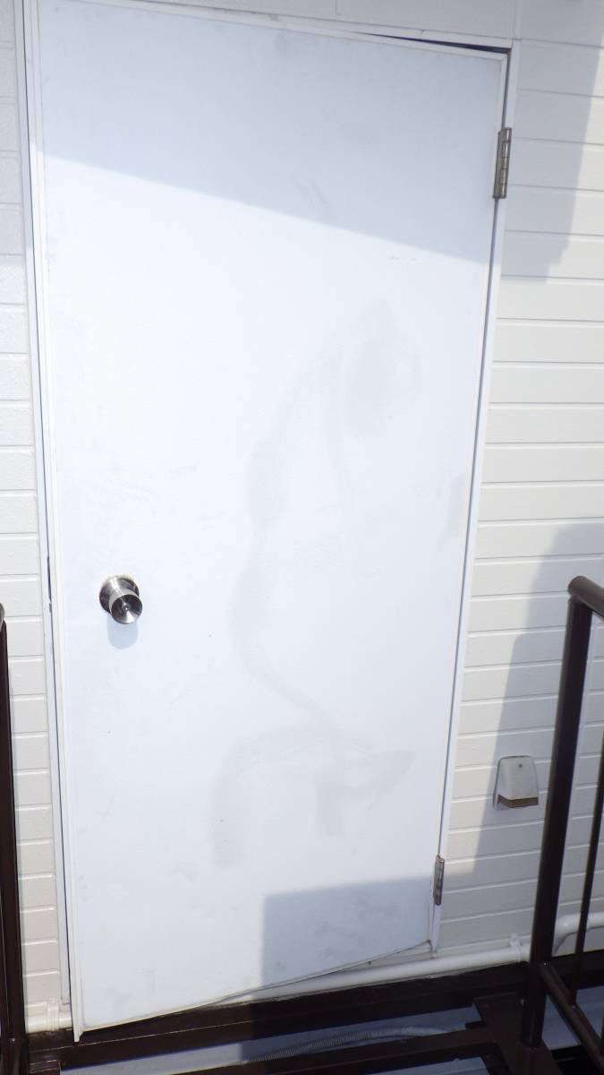 トーヨコトーヨー住器の勝手口ドアのリニューアルの施工前の写真1