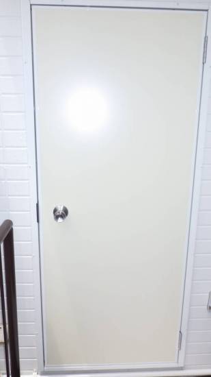 トーヨコトーヨー住器の勝手口ドアのリニューアル施工事例写真1