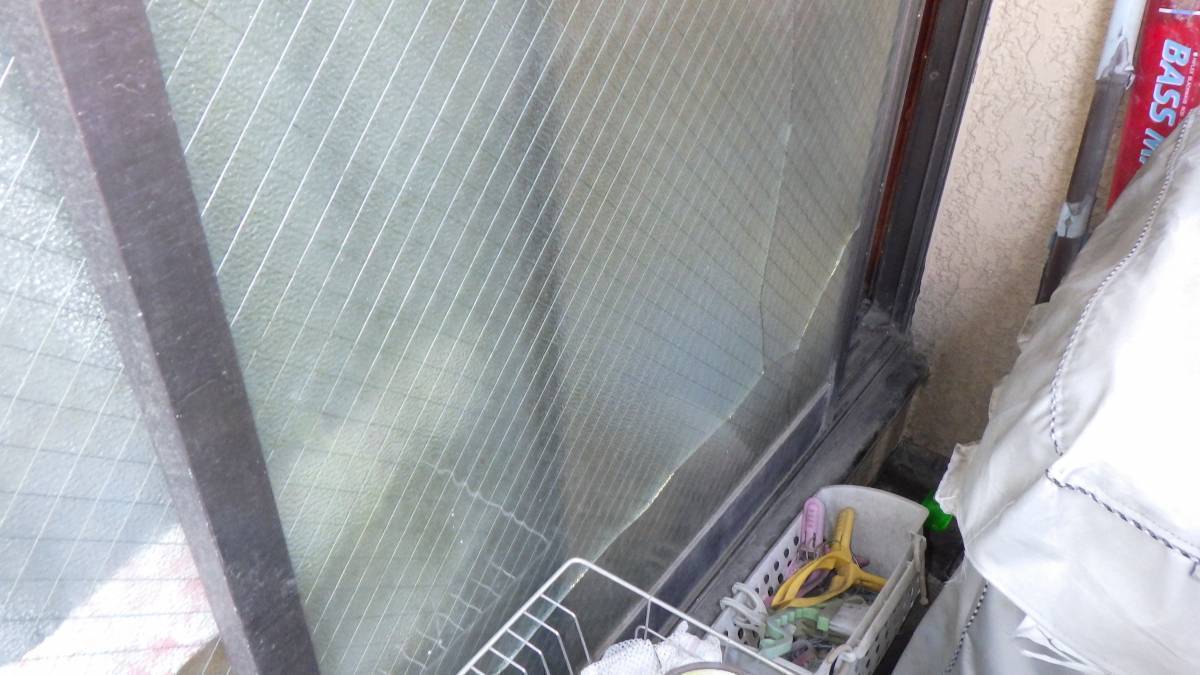 トーヨコトーヨー住器のガラス交換 カタ網入りガラス〔川崎市内〕の施工前の写真1