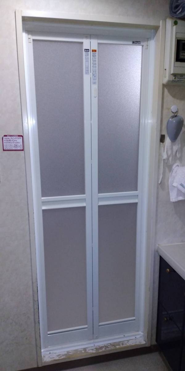 トーヨコトーヨー住器の浴室ドア リニューアル工事 カバーの場合の施工後の写真1