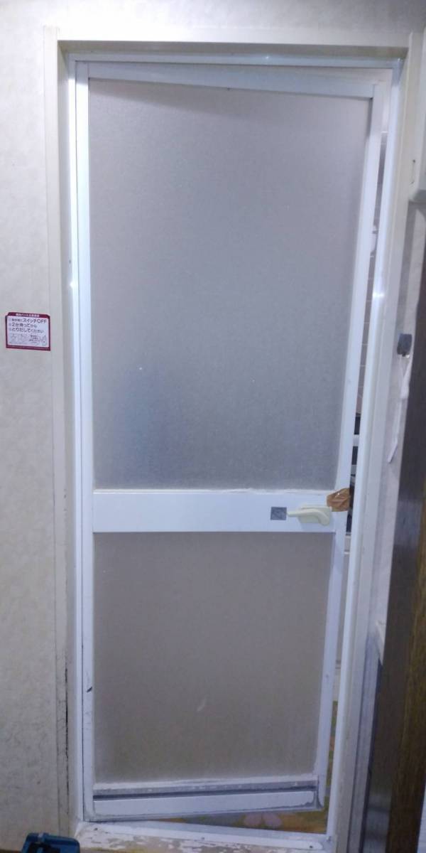 トーヨコトーヨー住器の浴室ドア リニューアル工事 カバーの場合の施工前の写真1