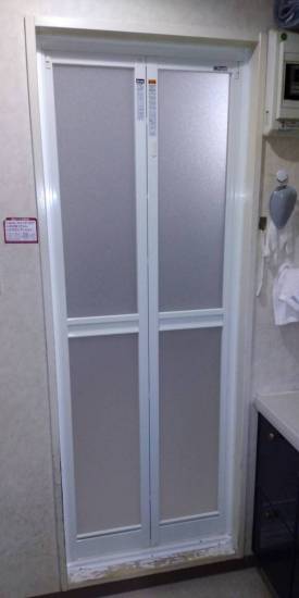 トーヨコトーヨー住器の浴室ドア リニューアル工事 カバーの場合施工事例写真1