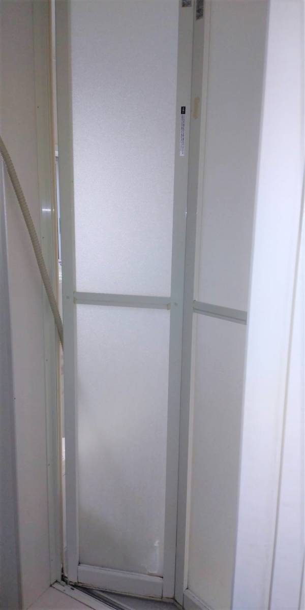 トーヨコトーヨー住器のパネル交換。 （浴室のドアのパネルが割れてしまったそうです。）の施工前の写真1