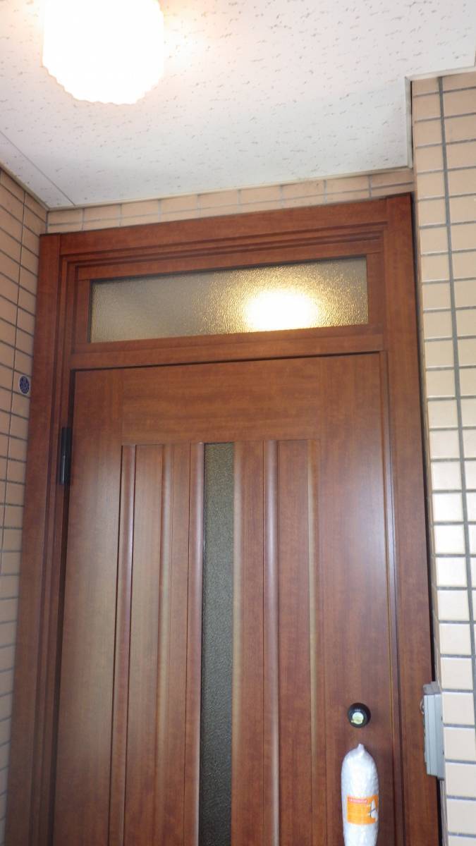 トーヨコトーヨー住器のリシェント 玄関ドアリフォームの施工後の写真1