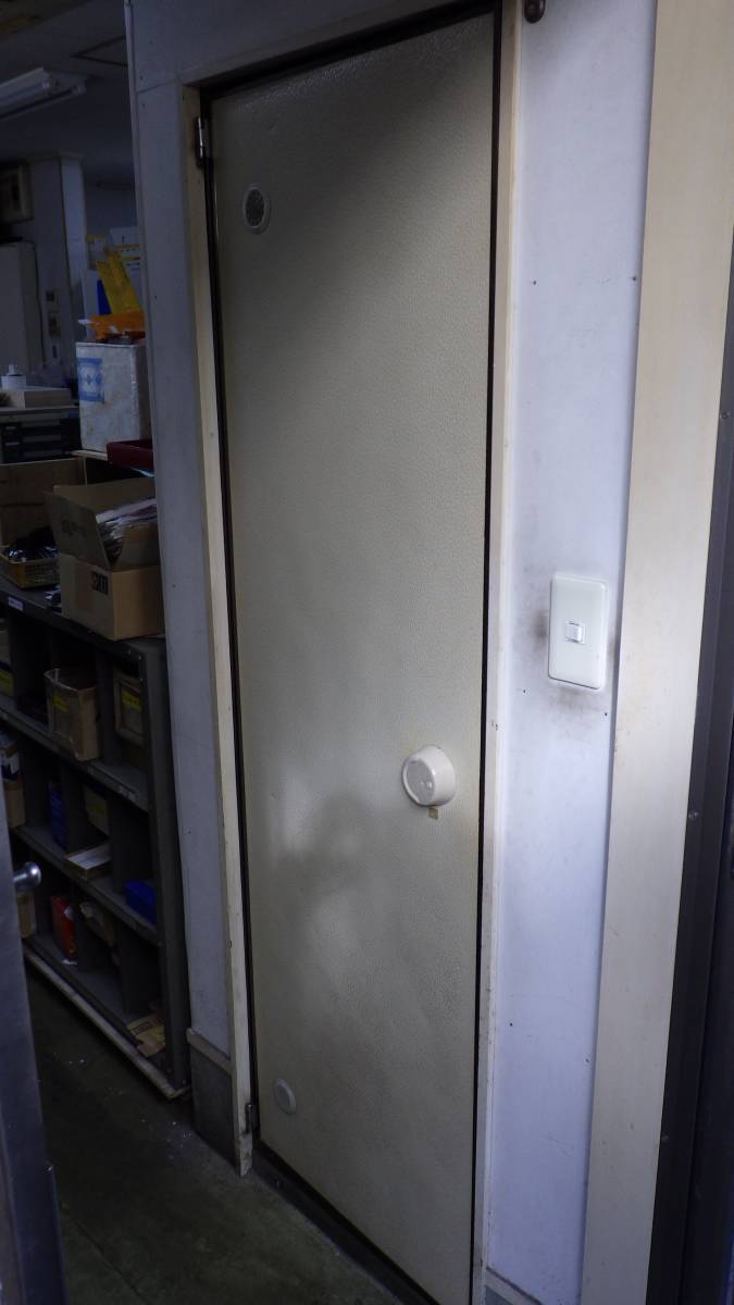 トーヨコトーヨー住器のドアの入替の施工前の写真1