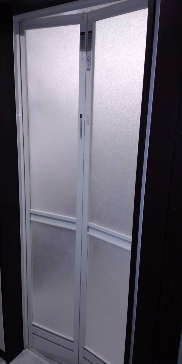 トーヨコトーヨー住器の浴室ドアの交換　ユニットバス場合の施工前の写真1