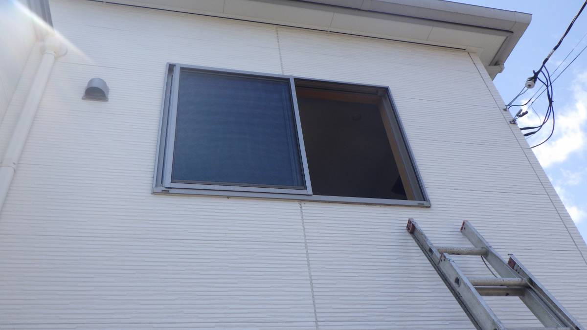 トーヨコトーヨー住器の窓に窓手摺をつけましょう〔港北区〕の施工前の写真1