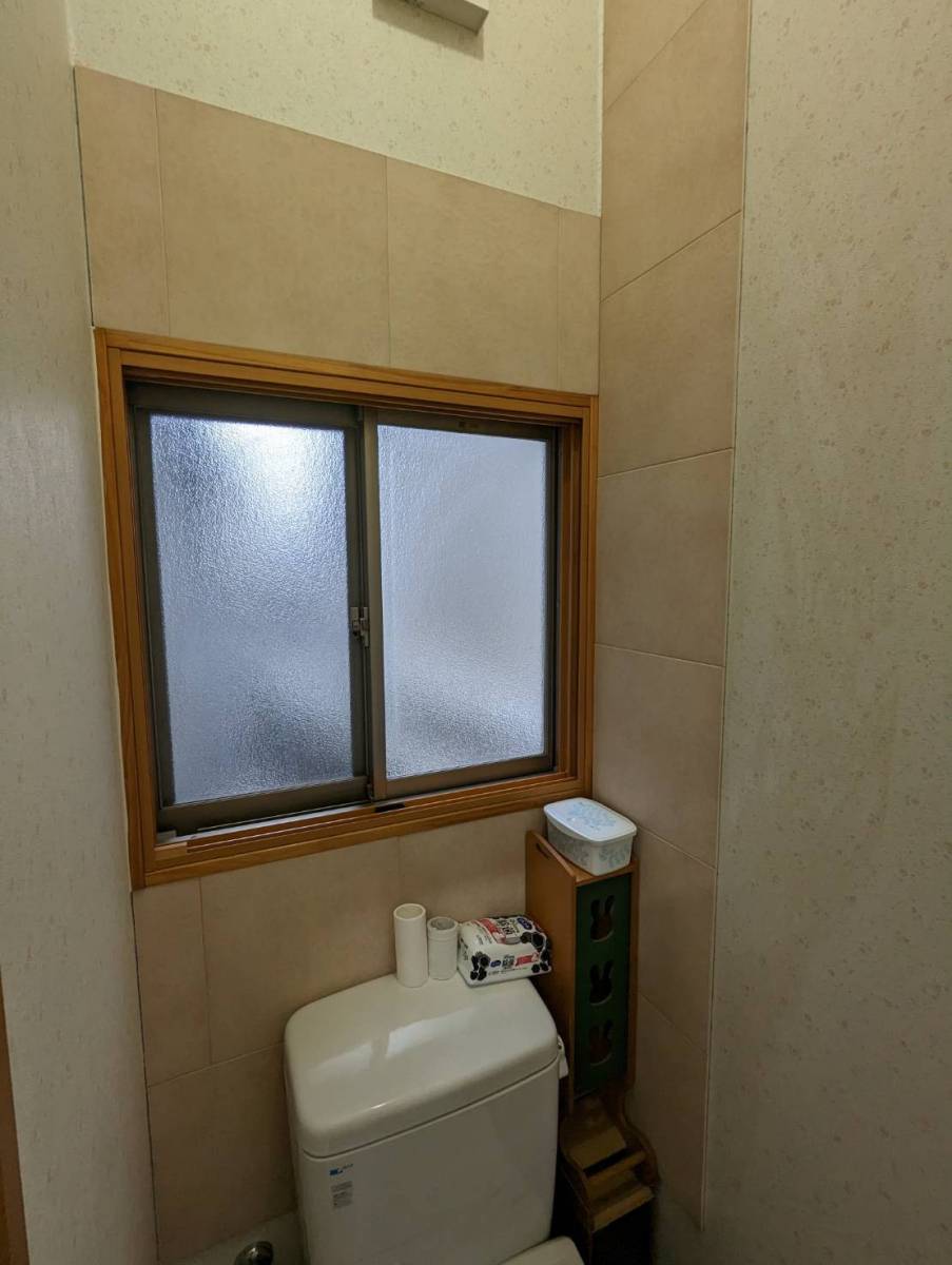 トーヨコトーヨー住器のトイレに内窓 インプラス 〔横浜市港北区〕の施工前の写真1