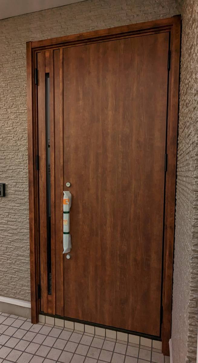 トーヨコトーヨー住器の玄関ドア リフォーム リシェントの場合〔神奈川県内〕の施工後の写真1
