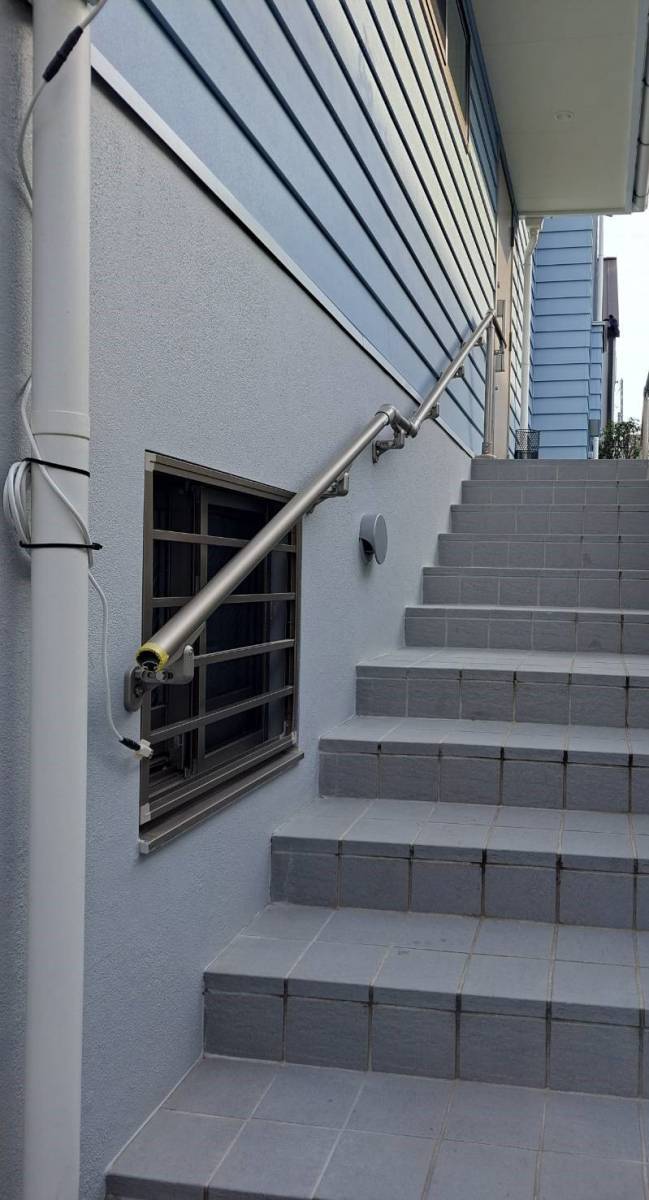 トーヨコトーヨー住器の階段に転倒予防の手摺を取り付けました。の施工後の写真1