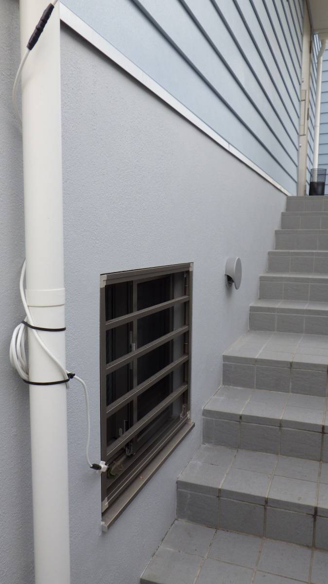トーヨコトーヨー住器の階段に転倒予防の手摺を取り付けました。の施工前の写真1