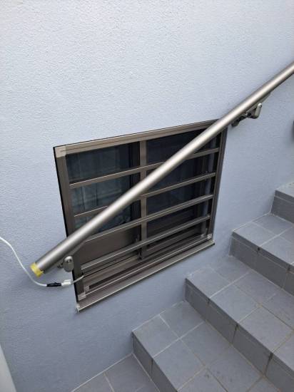 トーヨコトーヨー住器の階段に転倒予防の手摺を取り付けました。施工事例写真1