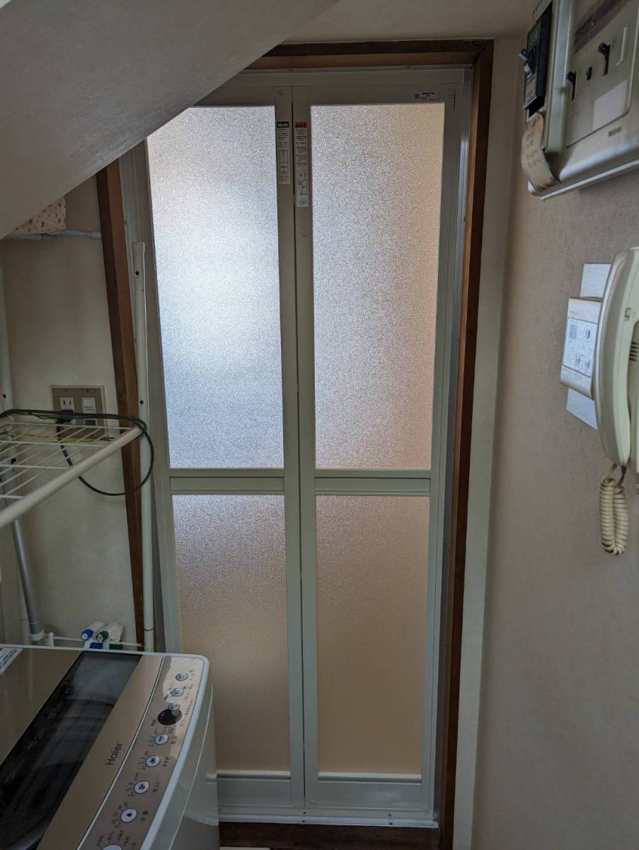トーヨコトーヨー住器の浴室中折れドア カバーでリニューアル〔横浜市内〕の施工後の写真1