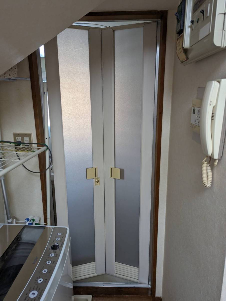 トーヨコトーヨー住器の浴室中折れドア カバーでリニューアル〔横浜市内〕の施工前の写真1