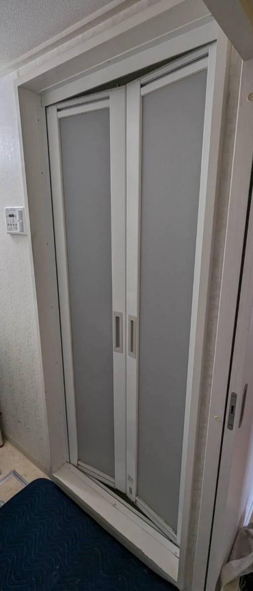 トーヨコトーヨー住器の浴室ドアのリニューアル　 ユニットバス場合の施工前の写真1