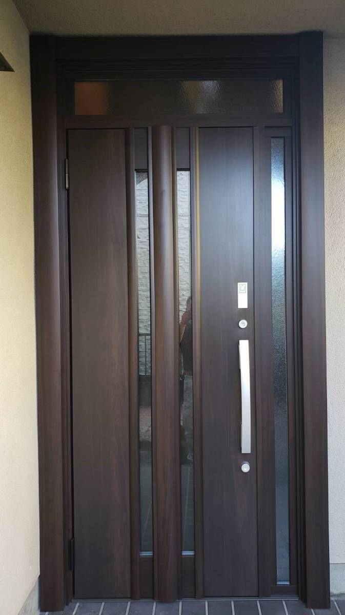 トーヨコトーヨー住器の玄関ドア リフォーム リシェントの場合の施工後の写真1