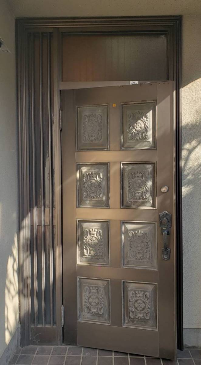 トーヨコトーヨー住器の玄関ドア リフォーム リシェントの場合の施工前の写真1