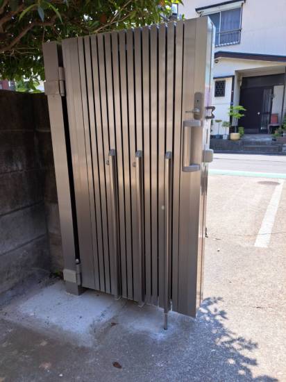 トーヨコトーヨー住器の伸縮門扉の交換施工事例写真1