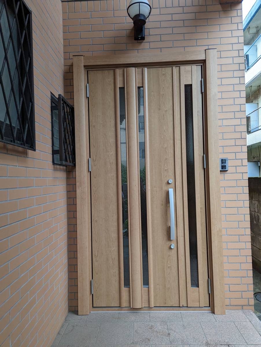 トーヨコトーヨー住器の玄関ドアのリフォーム リシェントの場合〔横浜〕の施工後の写真1