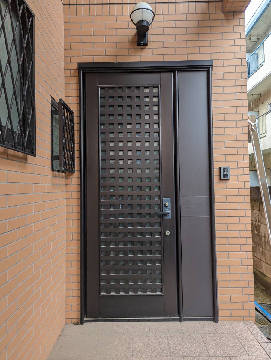トーヨコトーヨー住器の玄関ドアのリフォーム リシェントの場合〔横浜〕の施工前の写真1