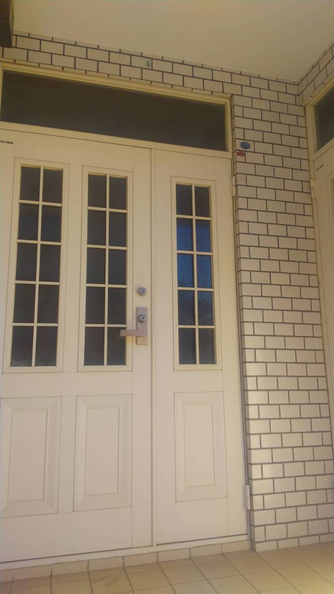 トーヨコトーヨー住器の玄関ドアのリフォームでの施工前の写真1