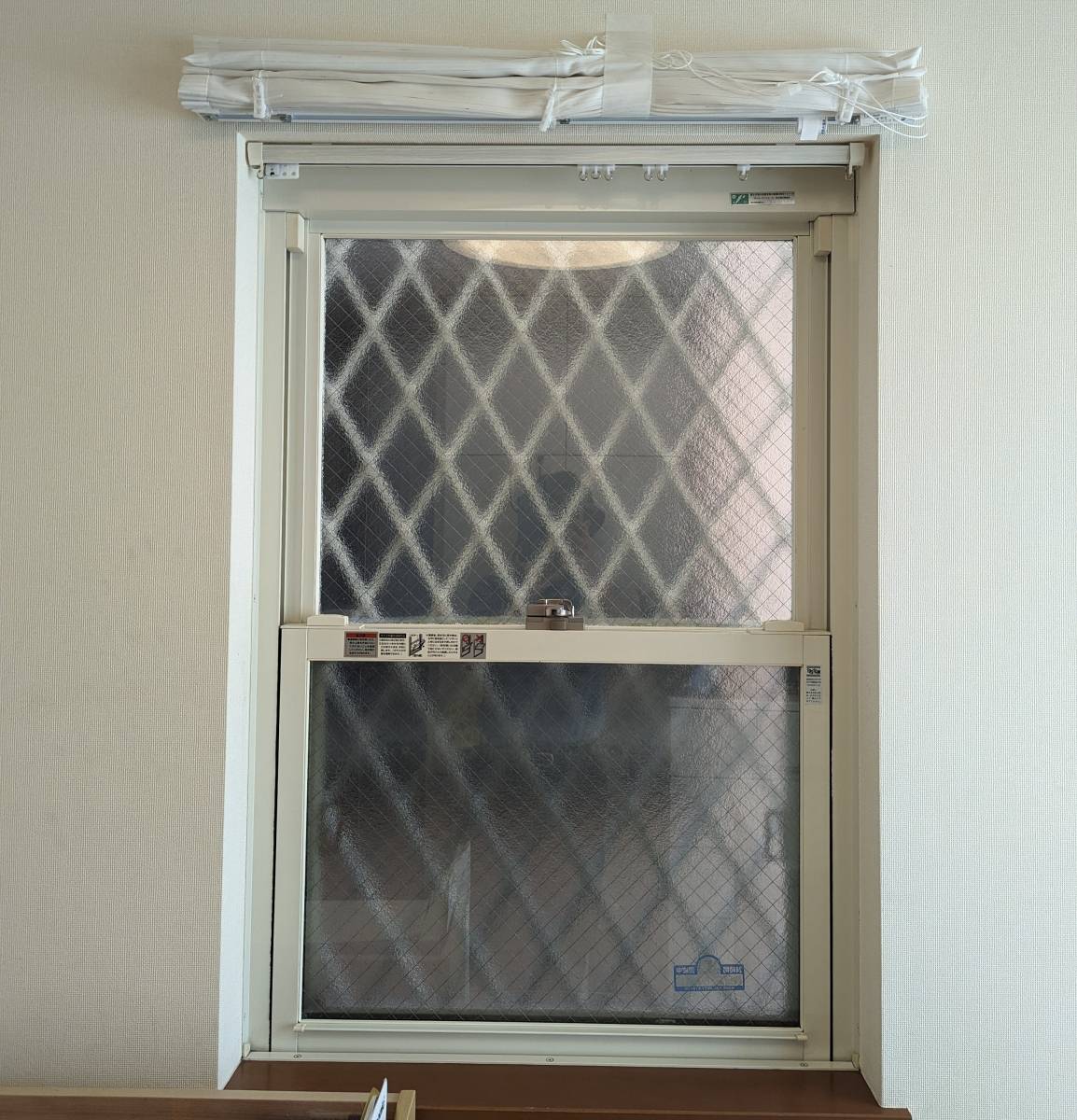 トーヨコトーヨー住器のインプラス 内窓 開き窓の取付 〔神奈川県内〕の施工前の写真1