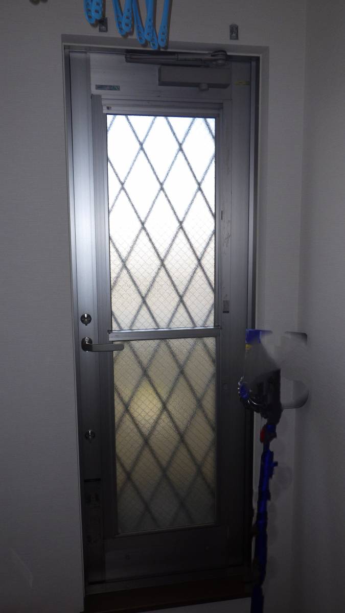 トーヨコトーヨー住器のインプラス ドアに取り付けました　ドアに付けた場合の施工前の写真1