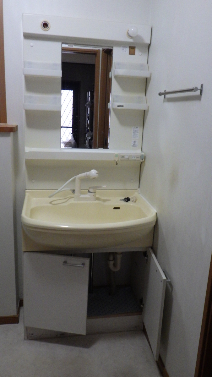 トーヨコトーヨー住器の洗面化粧台入替交換工事の施工前の写真1