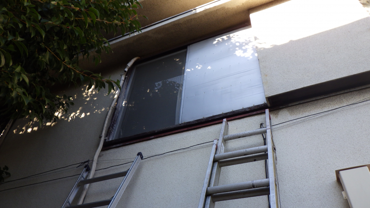 トーヨコトーヨー住器の２階の窓に手摺を取付ました 〔横浜市内〕の施工前の写真1