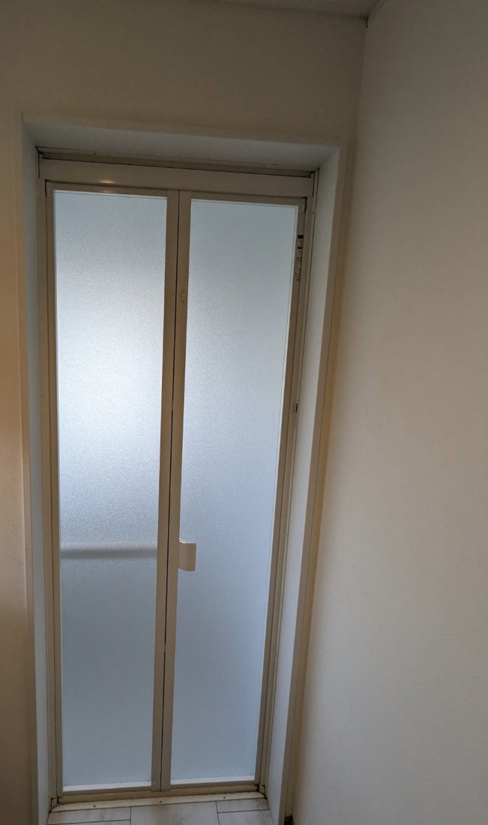 トーヨコトーヨー住器の中折れドアの入れ替え工事〔川崎市内〕の施工後の写真1