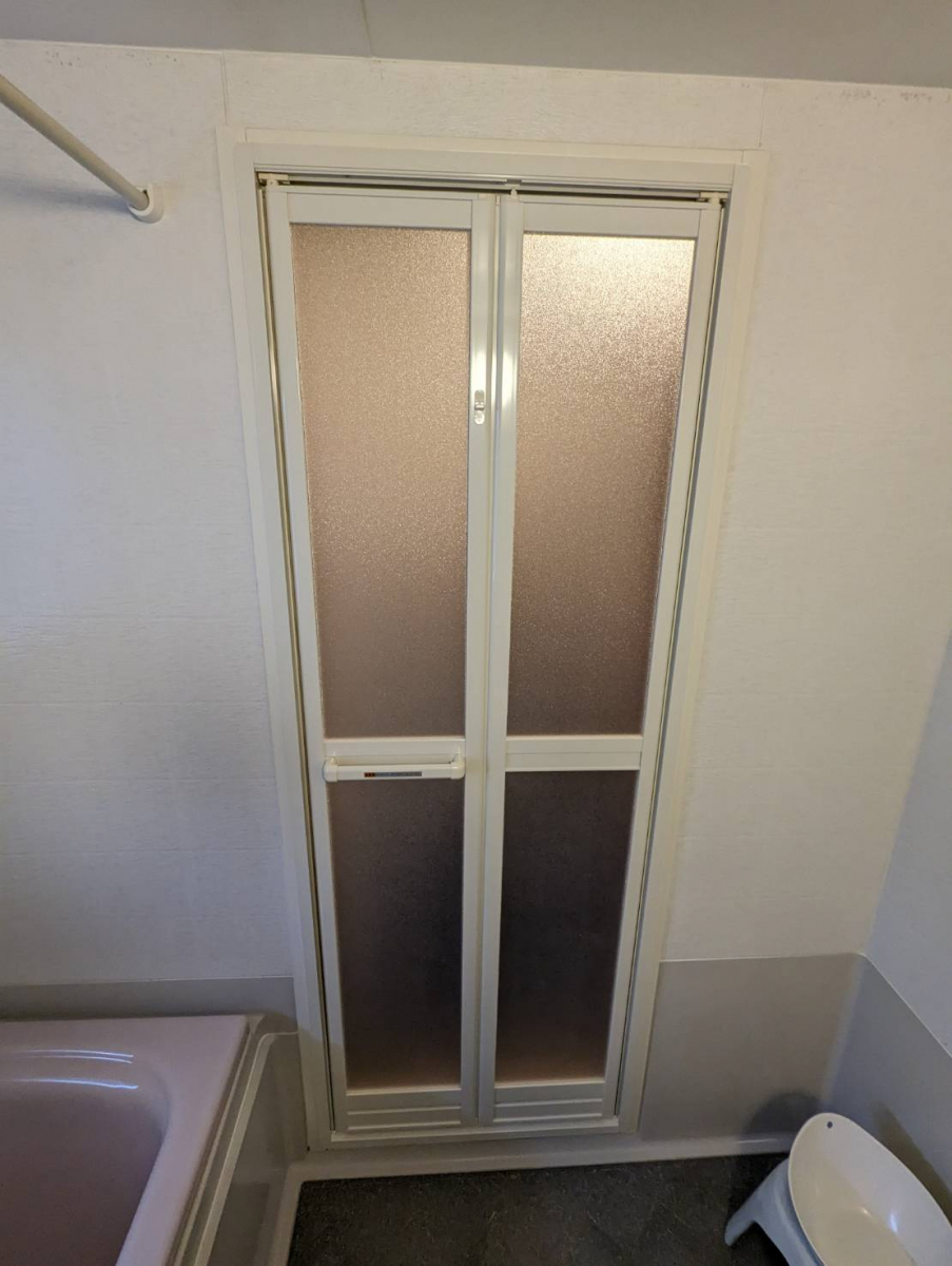 トーヨコトーヨー住器の浴室ドアカバー工法にての施工後の写真1