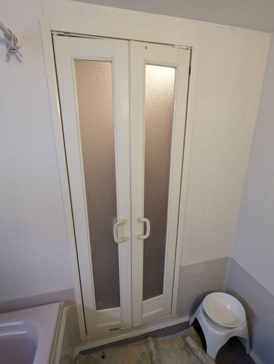 トーヨコトーヨー住器の浴室ドアカバー工法にての施工前の写真1