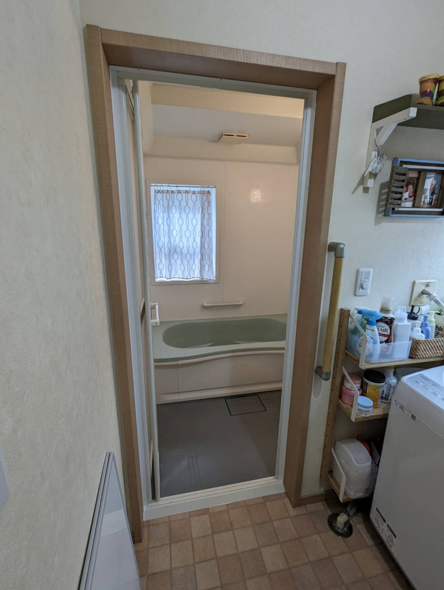 トーヨコトーヨー住器の浴室中折れドア カバーでリフォーム〔横浜市内〕の施工前の写真1