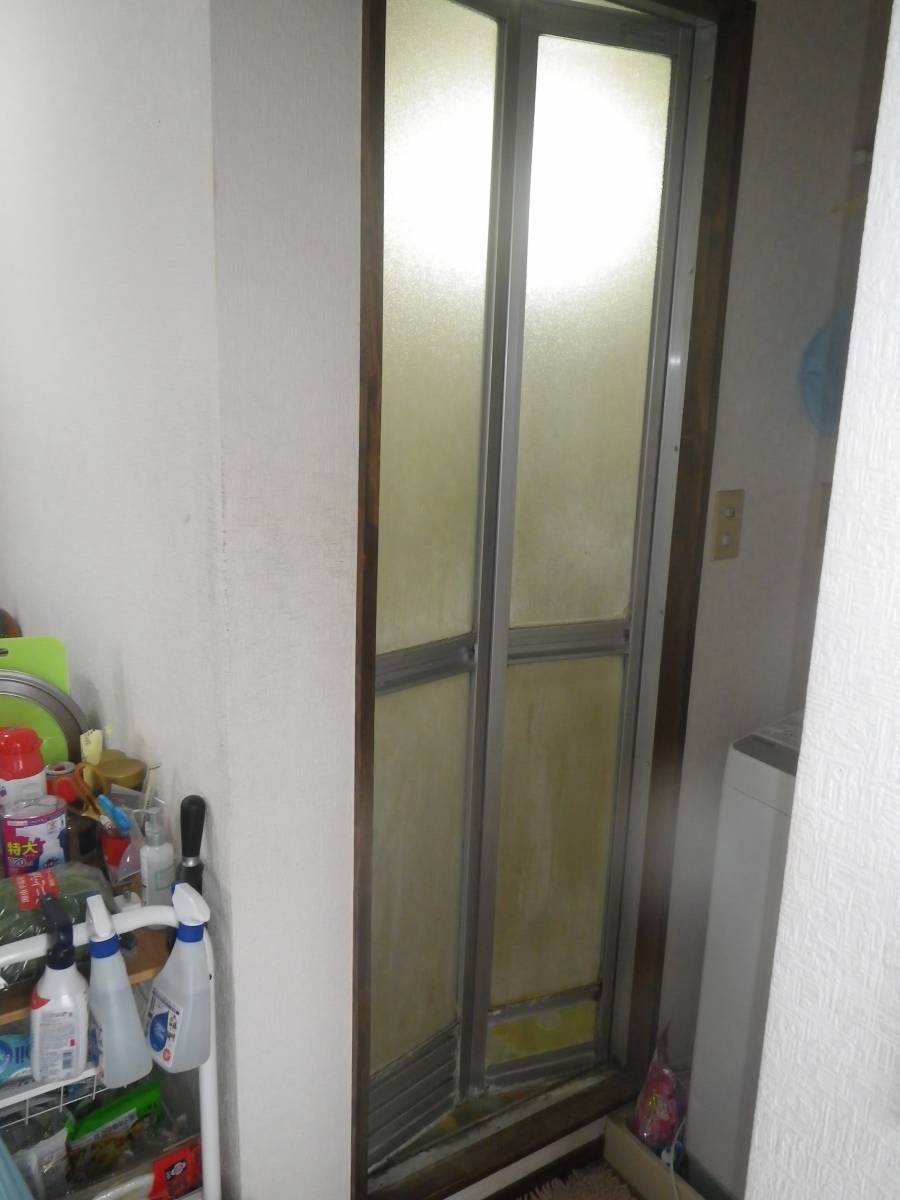 トーヨコトーヨー住器の浴室ドアのリフォーム　中折れドアの場合　横浜市の施工前の写真1