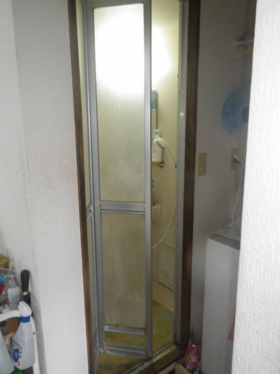 トーヨコトーヨー住器の浴室ドアのリフォーム　中折れドアの場合　横浜市の施工前の写真2